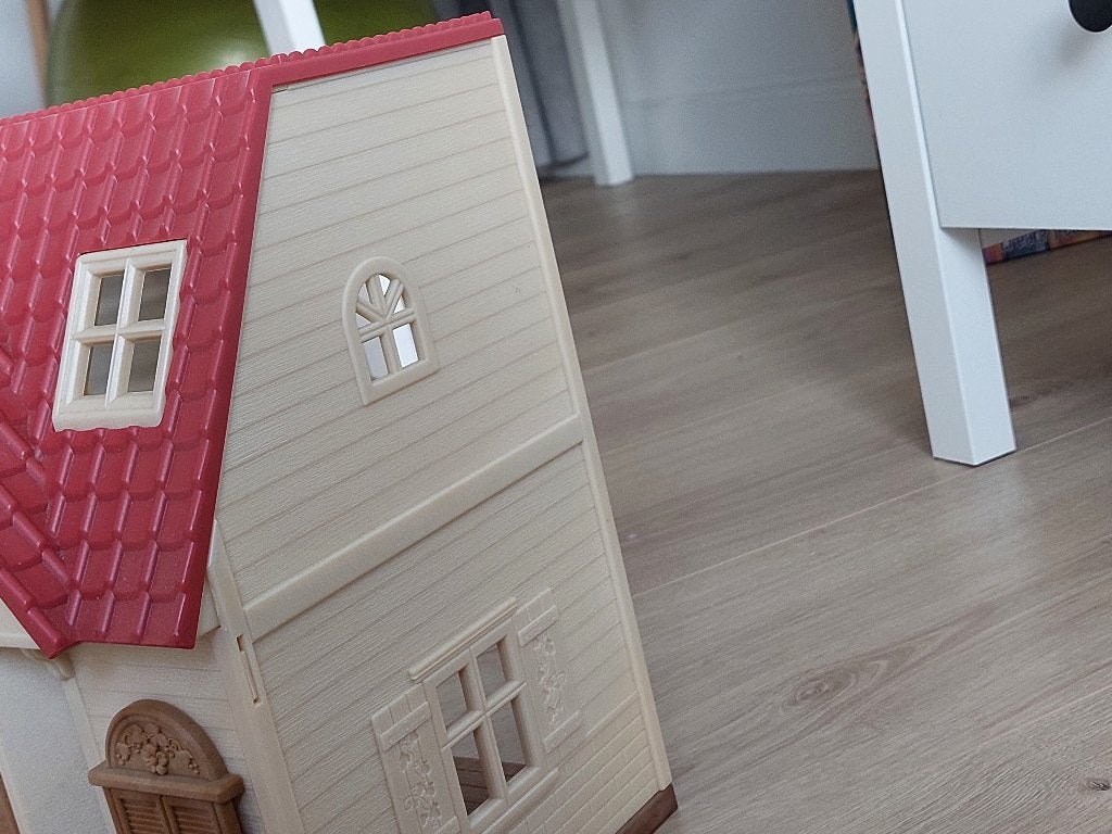 Sylvanian Families (startershuis+meubilair+konijnenfamilie), Ophalen, Zo goed als nieuw, Poppenhuis