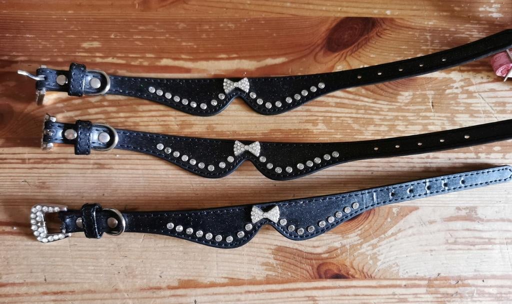 Drie halsbandjes met steentjes en strikje, Dieren en Toebehoren, Ophalen