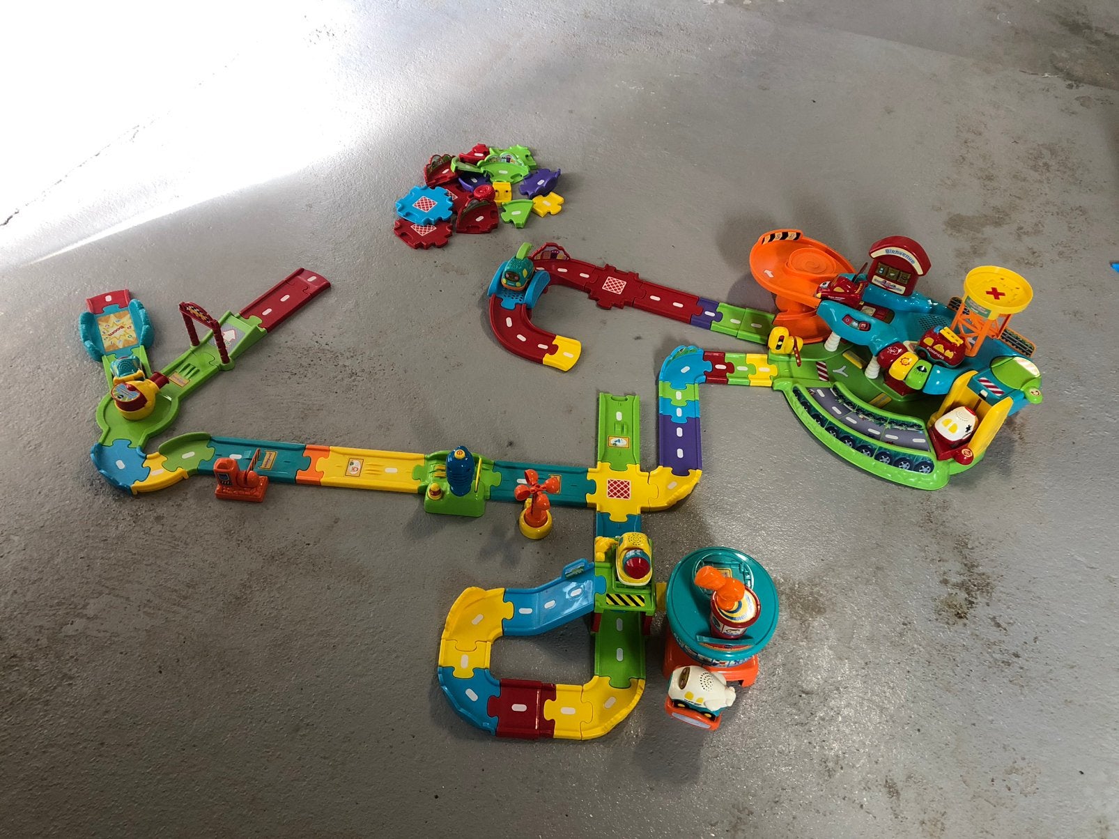 Garage + circuit  tutut bolides Vtech (+7 véhicules), Enfants & Bébés, Jouets | Vtech, Enlèvement, Comme neuf