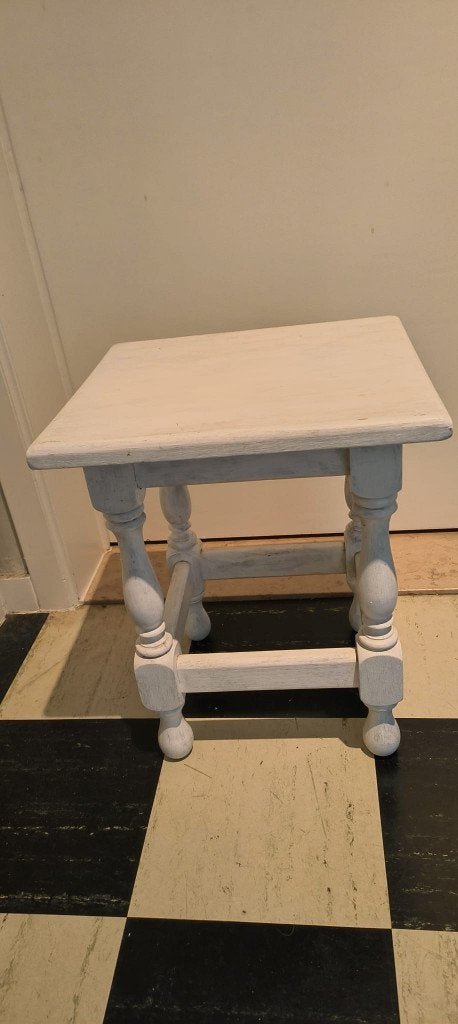 Wit geschilderd houten bijzettafeltje (44cm*36cm*32cm), Huis en Inrichting, Tafels | Bijzettafels, Ophalen, Minder dan 45 cm, Minder dan 55 cm
