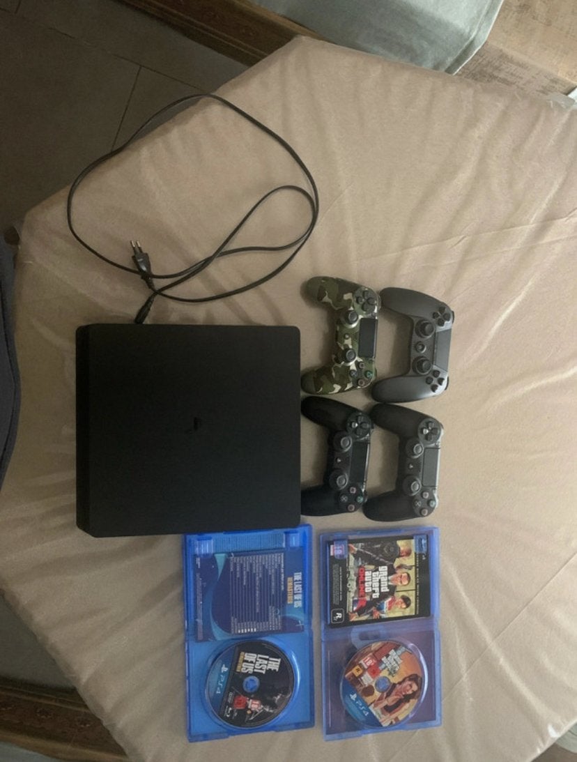 Ps4 slim 860gb avec 4 manettes et 2 jeux, Games en Spelcomputers, Spelcomputers | Sony PlayStation 4, Verzenden, Zo goed als nieuw