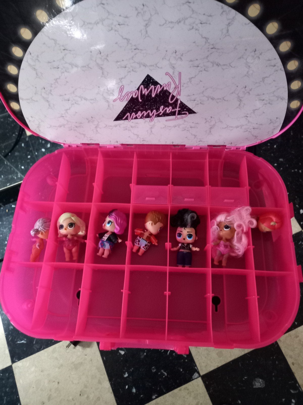 lot petite poupee et valise de rangement, Enlèvement