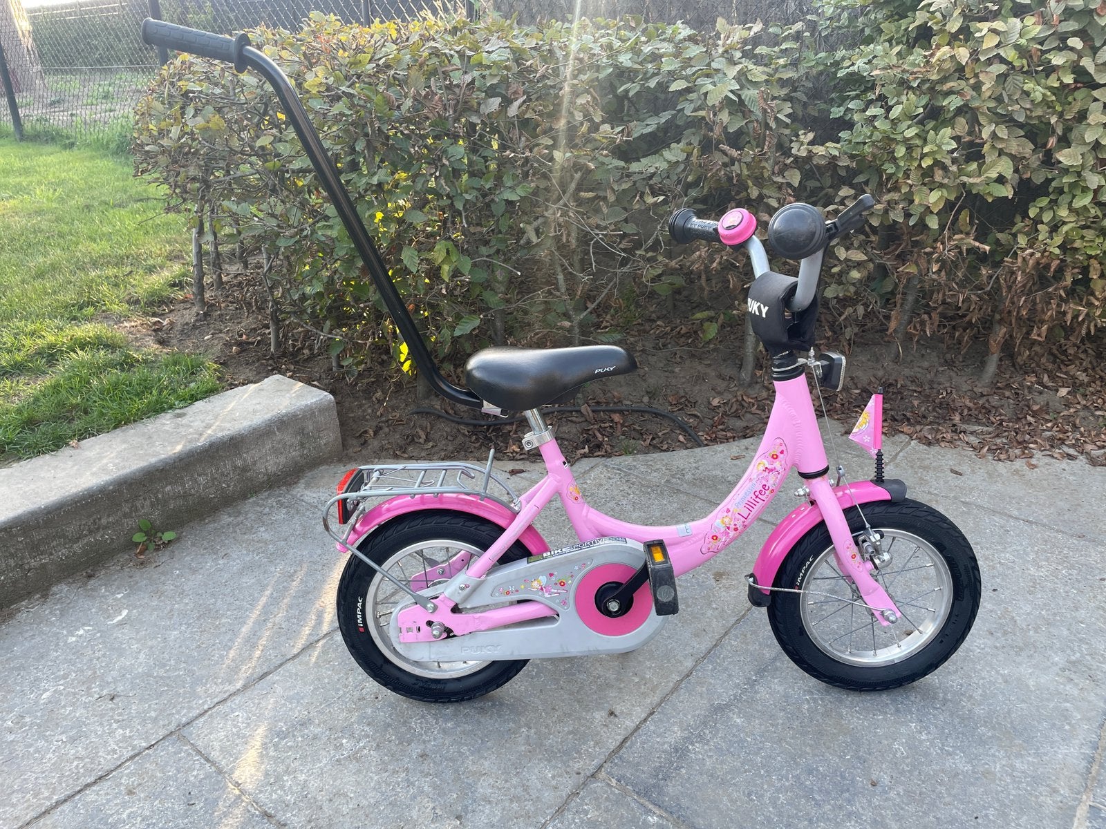 Puky roze kinderfiets 12 inch met Puky fietsleerhulp stang, Enlèvement, Utilisé, Moins de 16 pouces