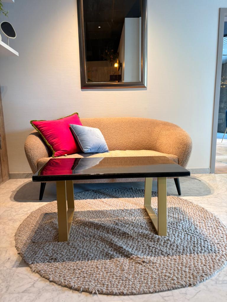 SALONTAFEL — Epoxy zwart + gouden poten 100cm x 57cm, Huis en Inrichting, Tafels | Salontafels, Ophalen, 100 tot 150 cm, Leonardo