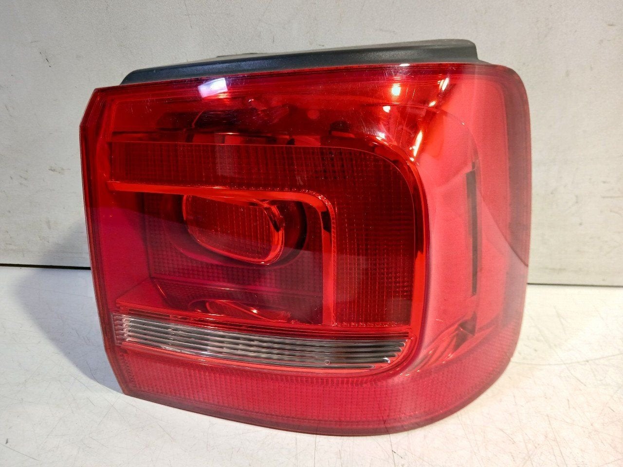 Achterlicht carrosserie rechts Volkswagen Touran, Onderdelen@venauto.nl, Van der Ven Autorecycling B.V., Ettenseweg 76, 4706 PB Roosendaal, The Netherlands