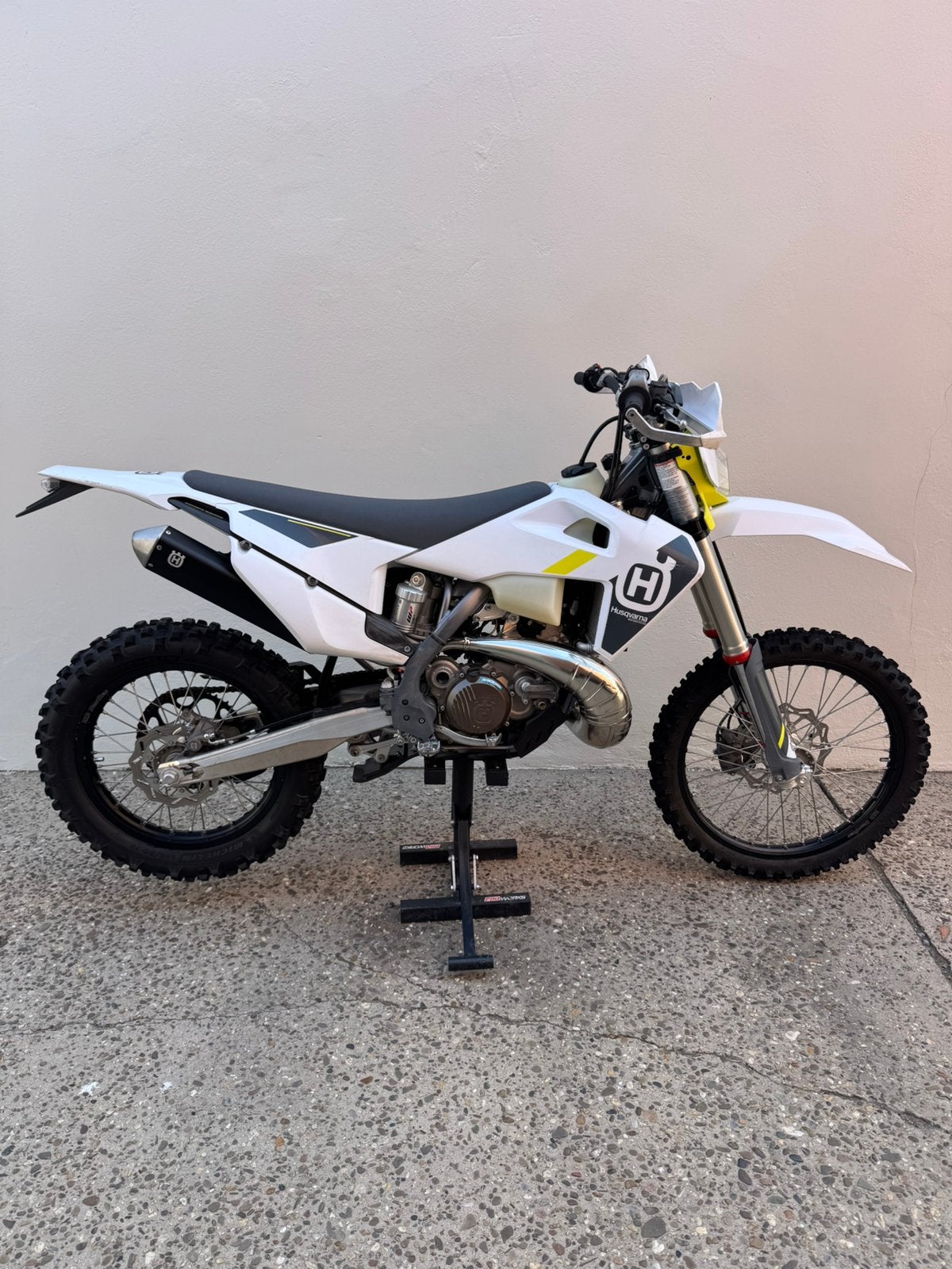 Husqvarna TE250i 2023, Fietsen en Brommers, Ophalen, 6 versnellingen, 250 cc, Zo goed als nieuw