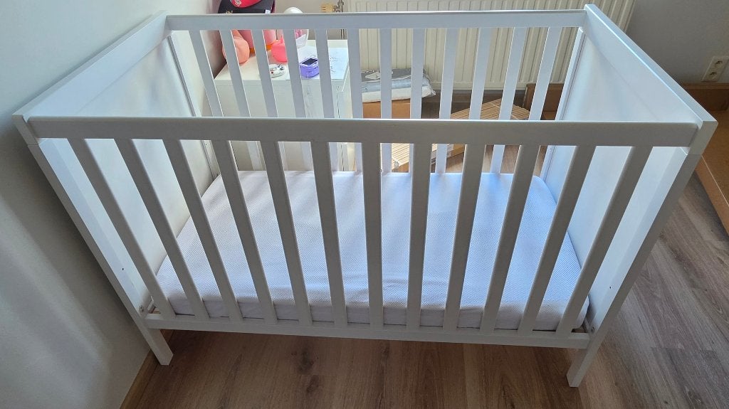 IKEA SUNDVIK babybedje wit + AeroSleep-matras, Ophalen, Gebruikt, Ledikant