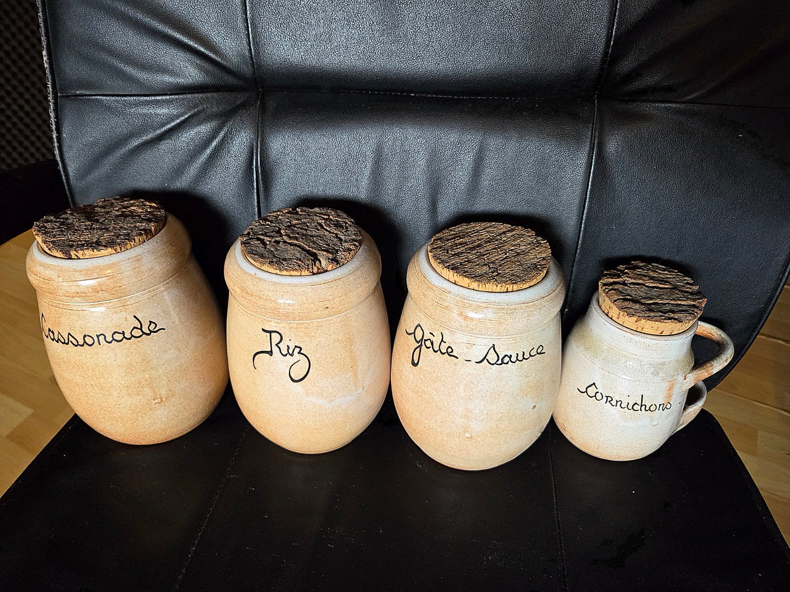 Pots en grès, Enlèvement