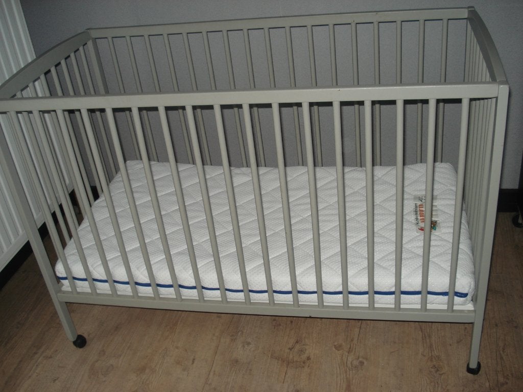 Kinderbedje op wielen, Ophalen, Zo goed als nieuw, Minder dan 140 cm, Matras