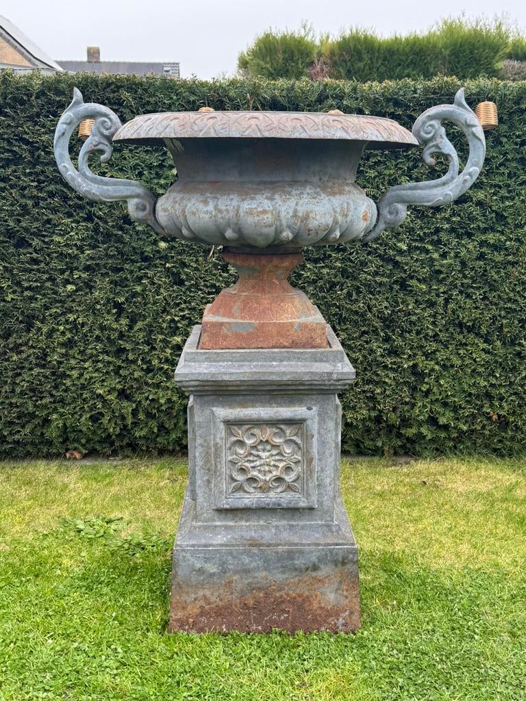 Grote gietijzeren oorvaas op sokkel, Enlèvement, Utilisé