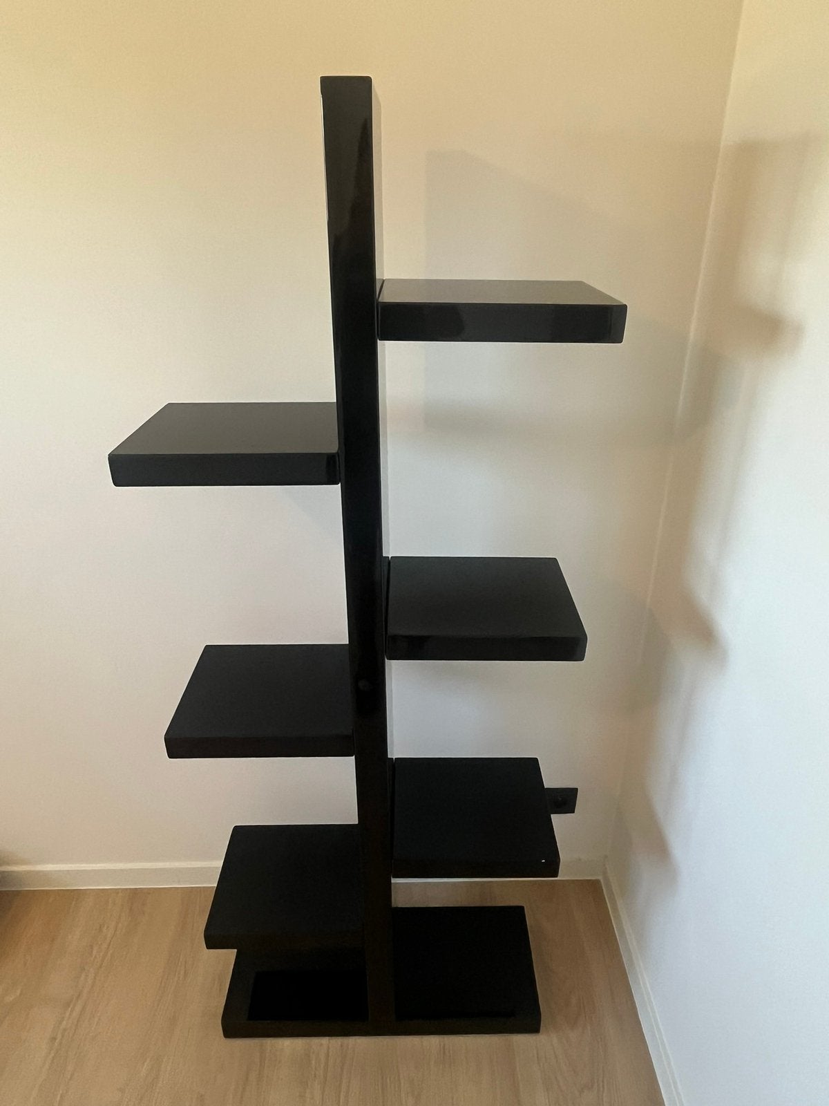 Zwarte staander met leggers, Huis en Inrichting, Woonaccessoires | Wandplanken en Boekenplanken, Ophalen, Gebruikt