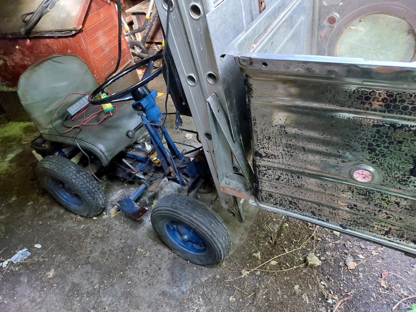 une machine à poulet et un chariot élévateur faits maison of, Enlèvement