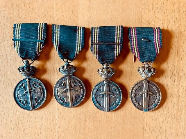 À vendre : 4 médailles, Enlèvement ou Envoi, Autres, Ruban, Médaille ou Ailes