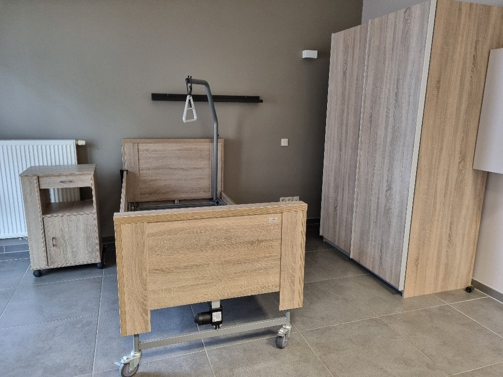 Hoog laag ziekenhuis bed, Ophalen, Zo goed als nieuw