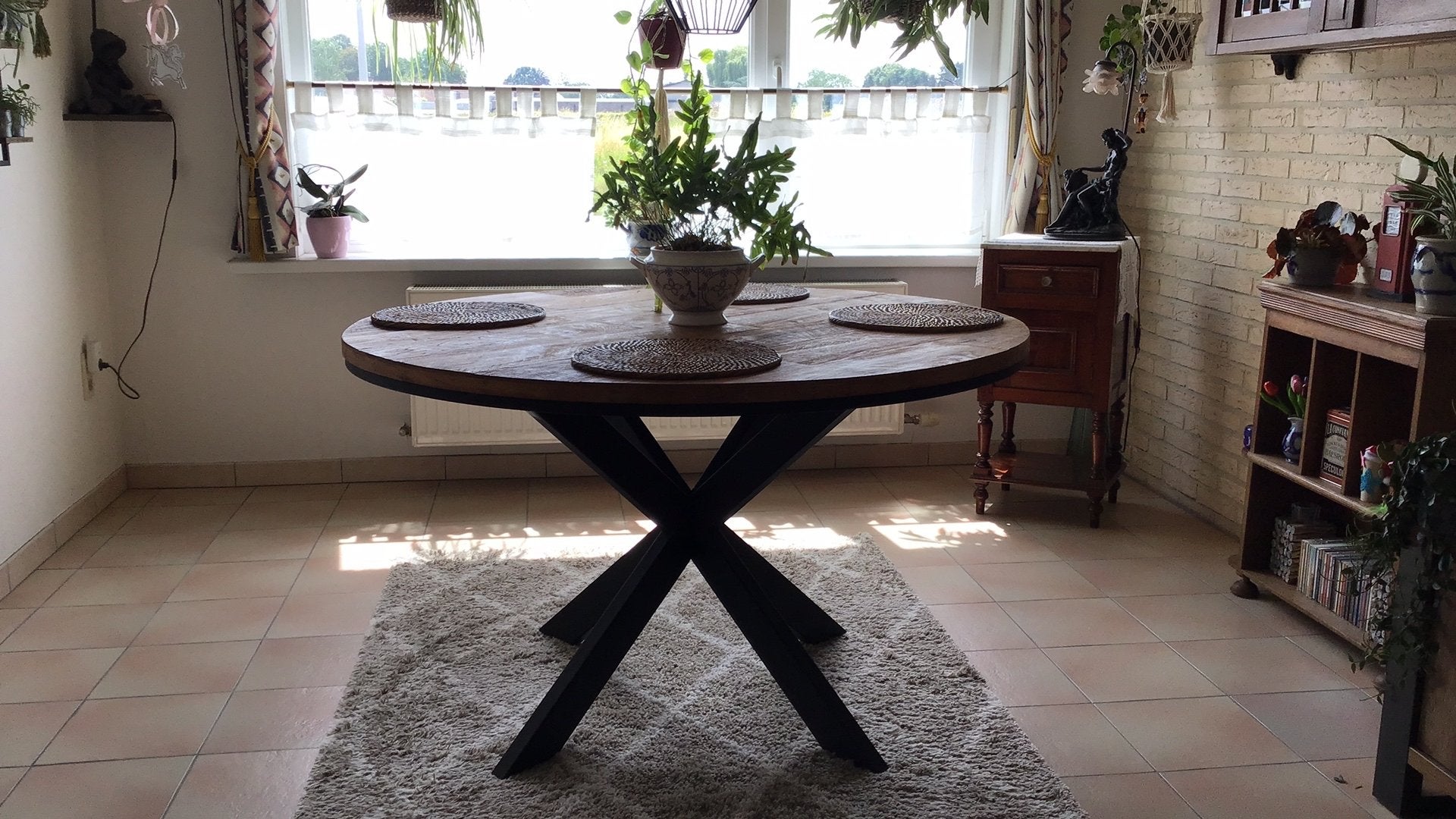 Table ronde 130 cm. (bois exotique), Enlèvement, Comme neuf, Rond, Métal