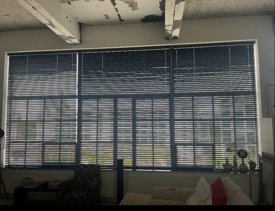 Zwarte houten jaloezie (extra groot) luxaflex, Ophalen