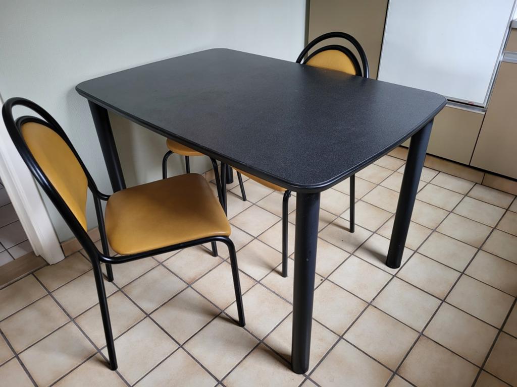 Keukentafel + 2 stoelen, Ophalen