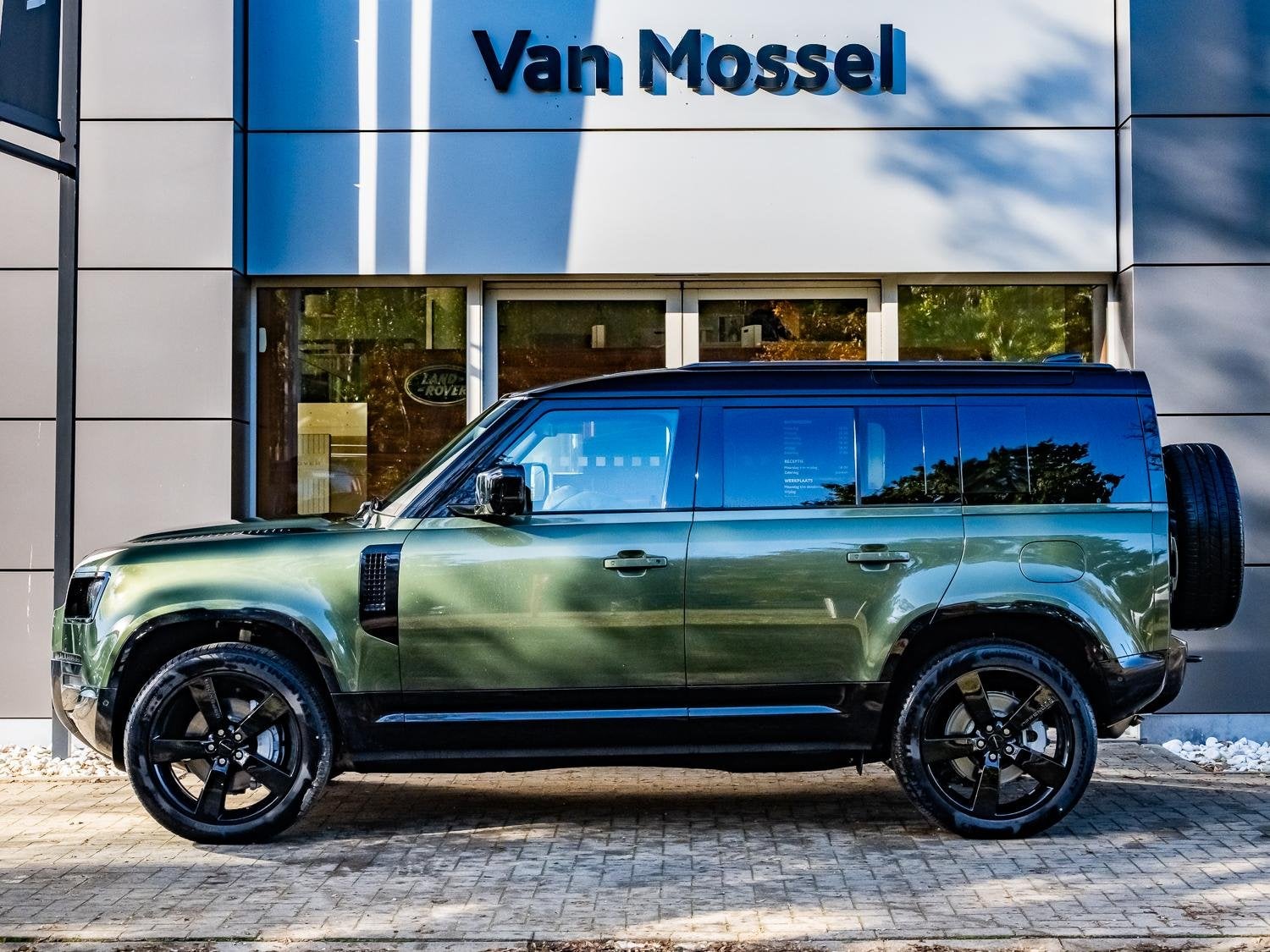 Land Rover Defender 110 P300e X-Dynamic HSE (automatique), Autos, Entreprise, Autres carburants, Noir, 5 portes