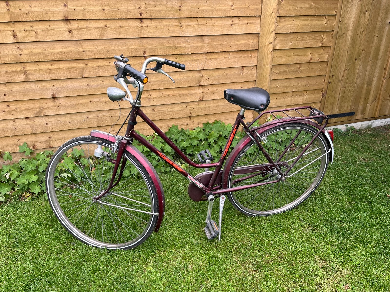 klassieke bordeauxrode damesfiets met bagagedrager., Fietsen en Brommers, Ophalen, Gebruikt