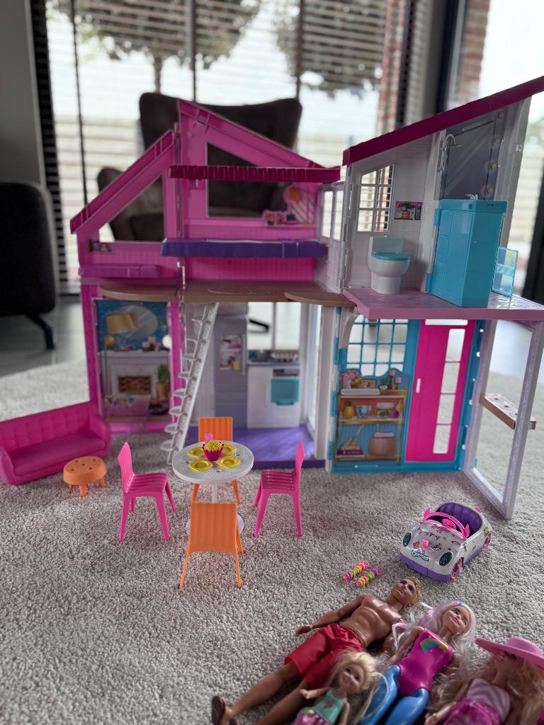 Barbiehuis Malibu + originele barbies + barbieauto, Ophalen of Verzenden, Zo goed als nieuw, Poppenhuis