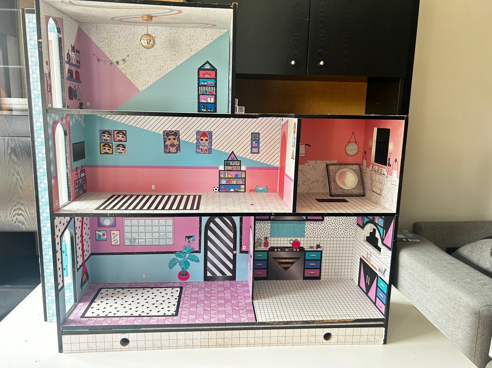 L.o.l poppenhuis/poppenkast, Ophalen, Gebruikt, Poppenhuis