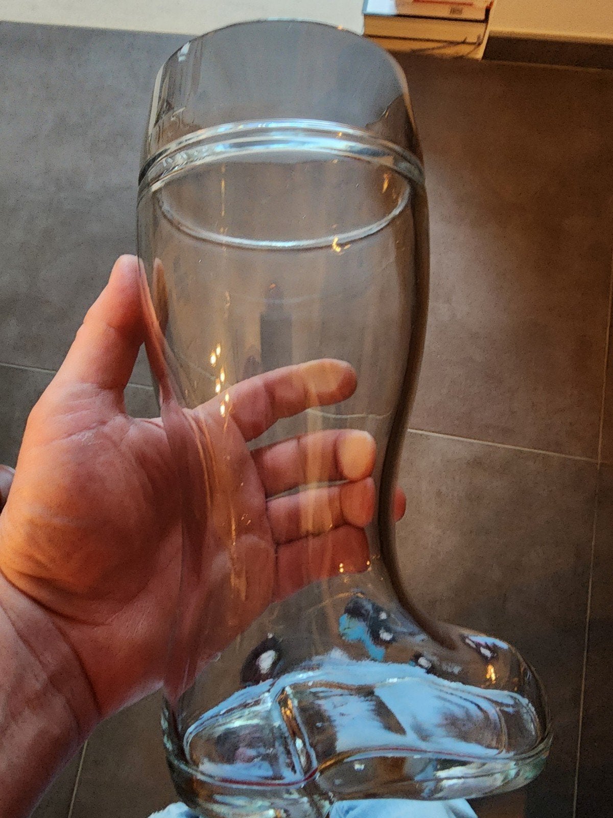 Jolie chope en forme de botte, Collections, Enlèvement
