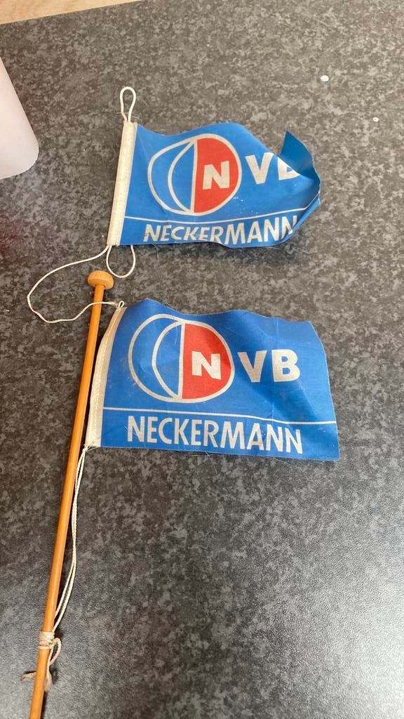 Drapeaux Neckermann, Enlèvement, Comme neuf