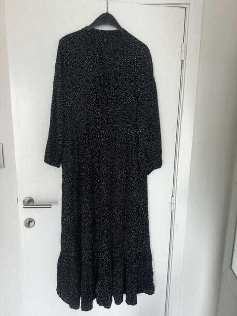 Jolie robe longue mangue noire taille M, Enlèvement ou Envoi, Taille 38/40 (M)