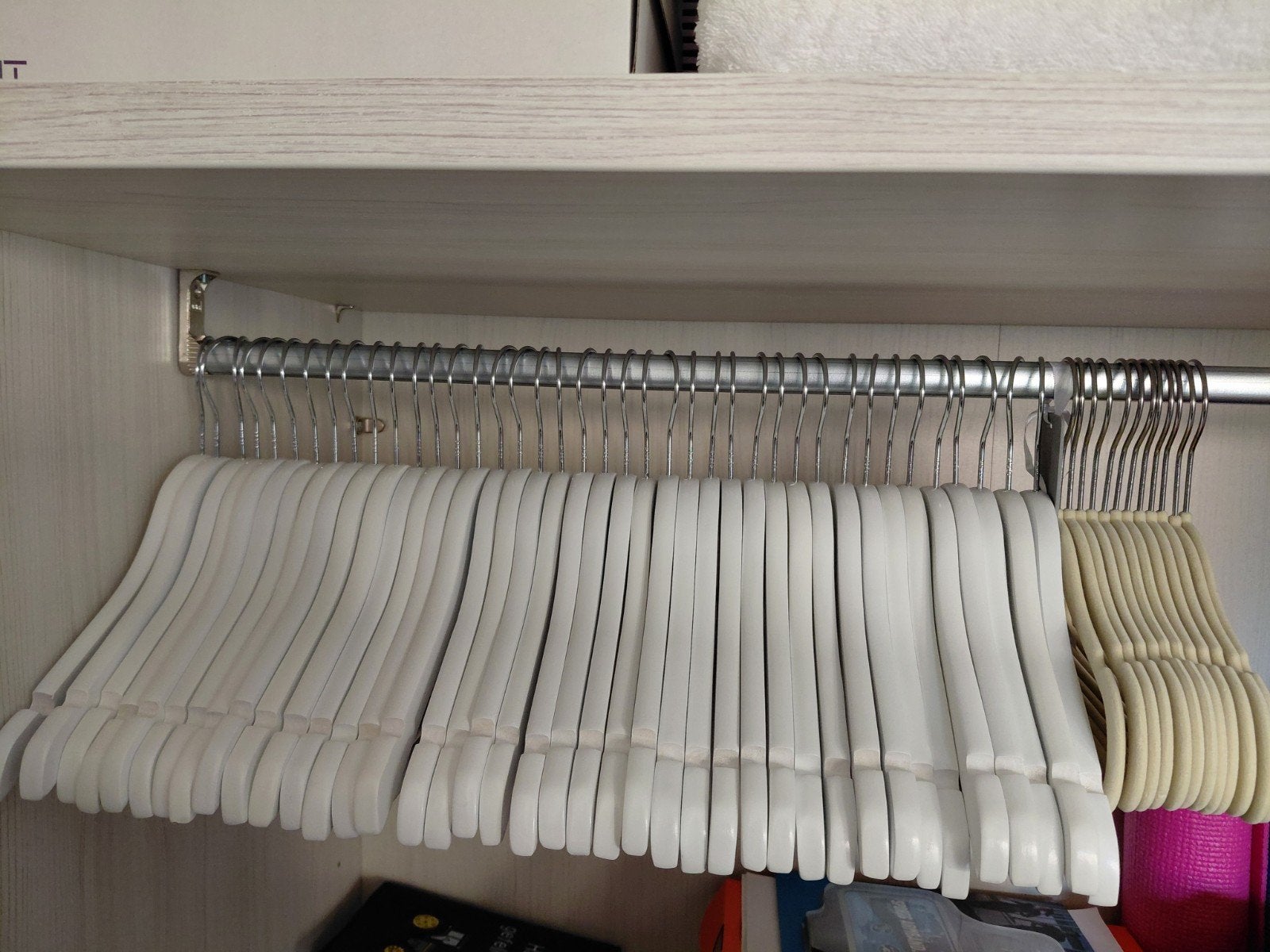 Kapstokken voor kinderkledij in wit hout en wit velours., Ophalen of Verzenden, Nieuw, Hout, Kinderen