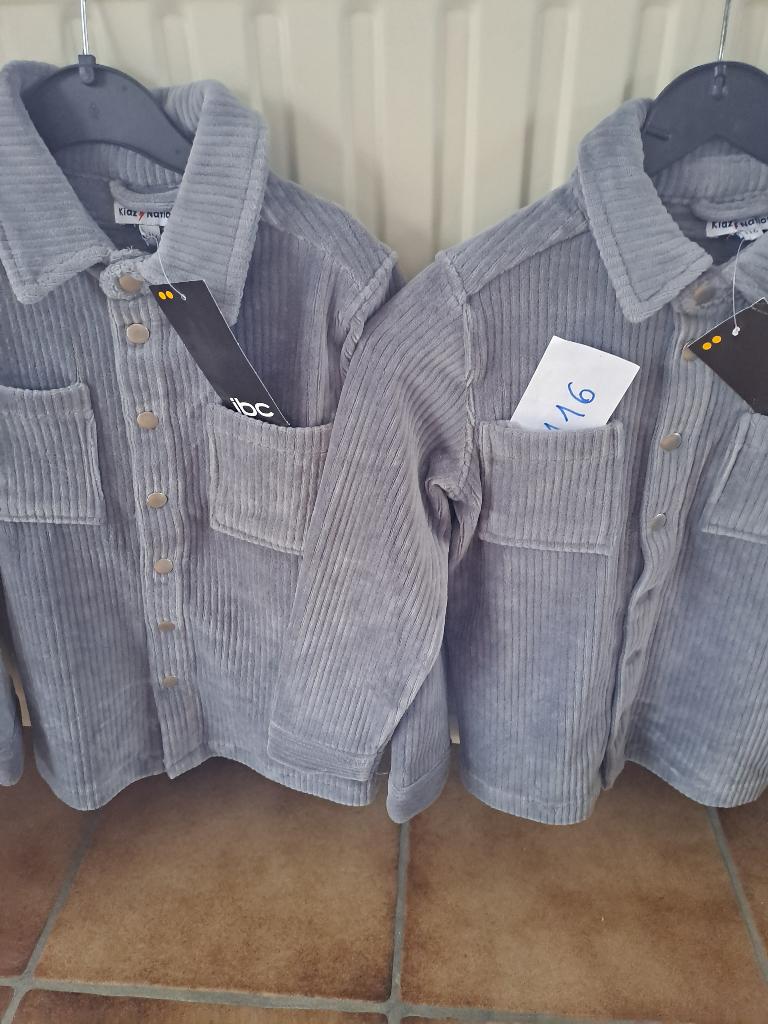 NIEUW, 2 identieke vestjes maat 116, Kinderen en Baby's, Kinderkleding | Maat 116, Trui of Vest, Nieuw, Ophalen of Verzenden, JBC.