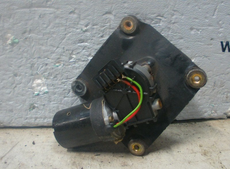 MOTEUR ESSUIE-GLACE AVANT Volvo V40 (VW) (0-390-241-170), Robert Bosch AG, Robert-Bosch-Allee 1
74232  Abstatt, DE, Engineering@bosch.com