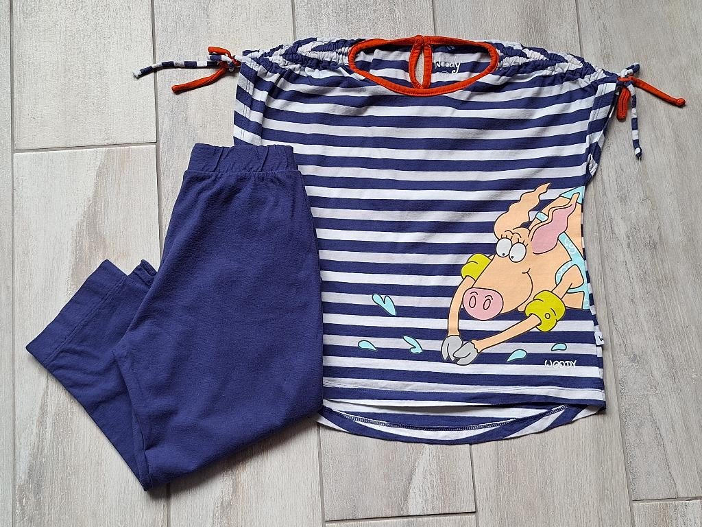 ✿ M116 - Woody pyjama thema varken, Kinderen en Baby's, Kinderkleding | Maat 116, Zo goed als nieuw, Meisje, Nacht- of Onderkleding