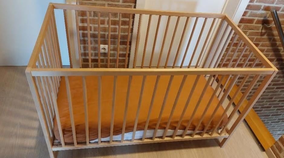 Babybed + accessoires, Ophalen, Zo goed als nieuw, Ledikant