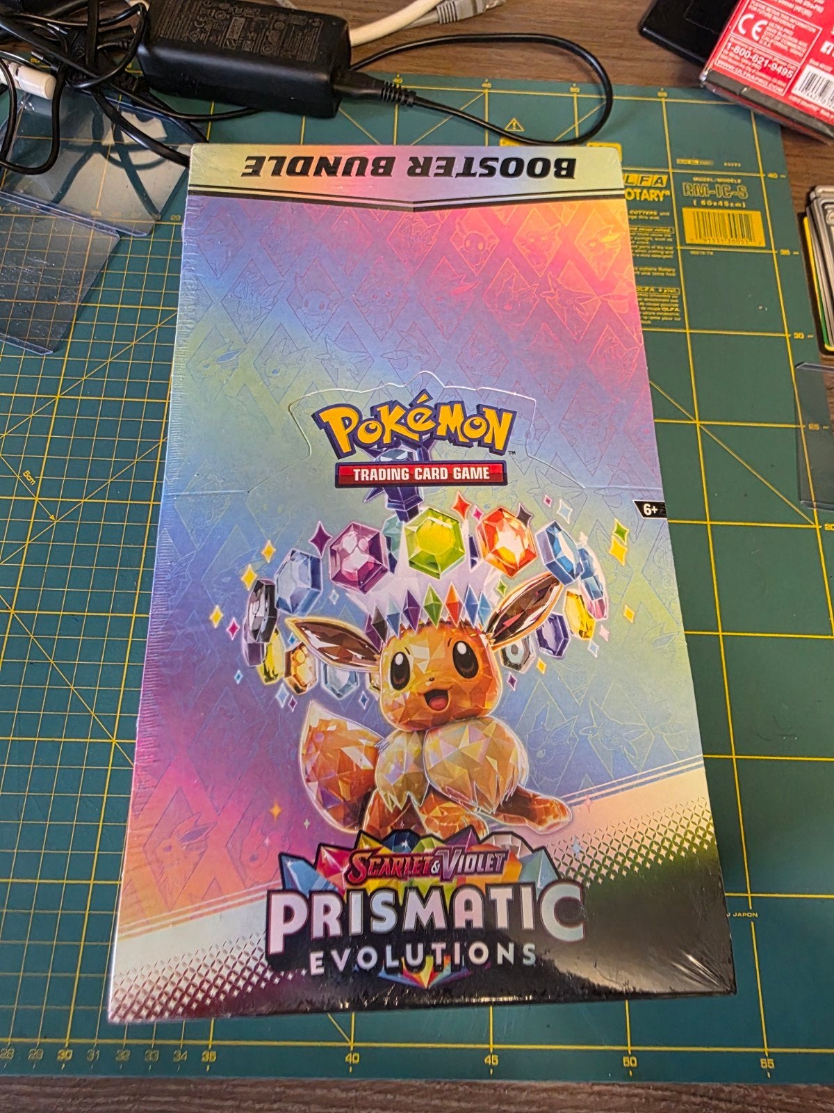 Prismatic evolutions booster bundle display, Hobby en Vrije tijd, Verzamelkaartspellen | Pokémon, Ophalen of Verzenden, Nieuw