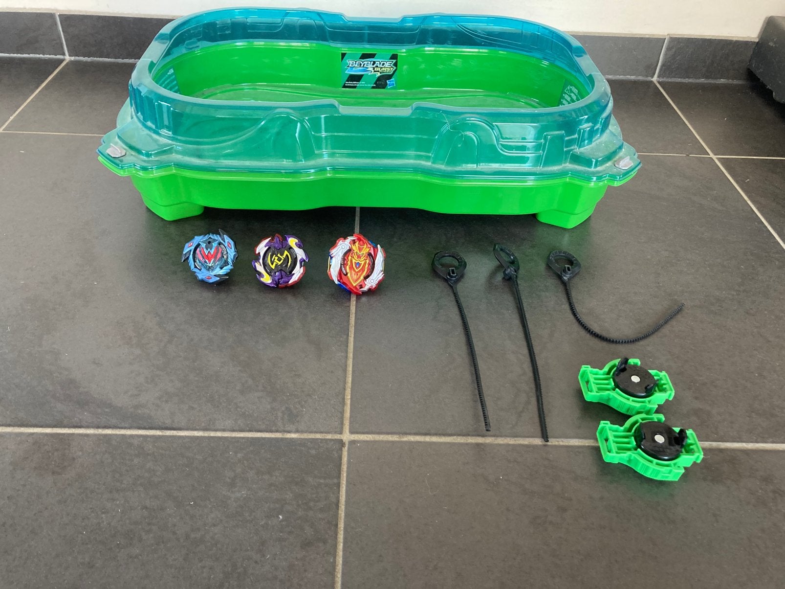 Lot Beyblade Burst – Arène + 3 toupies + 2 lanceurs, Collections, Jouets, Enlèvement, Comme neuf
