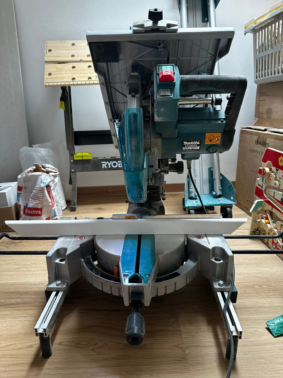 Scie a onglet avec table 305mm Makita, Bricolage & Construction, Outillage | Scies mécaniques, Comme neuf, Scie à onglet, 1200 watts ou plus