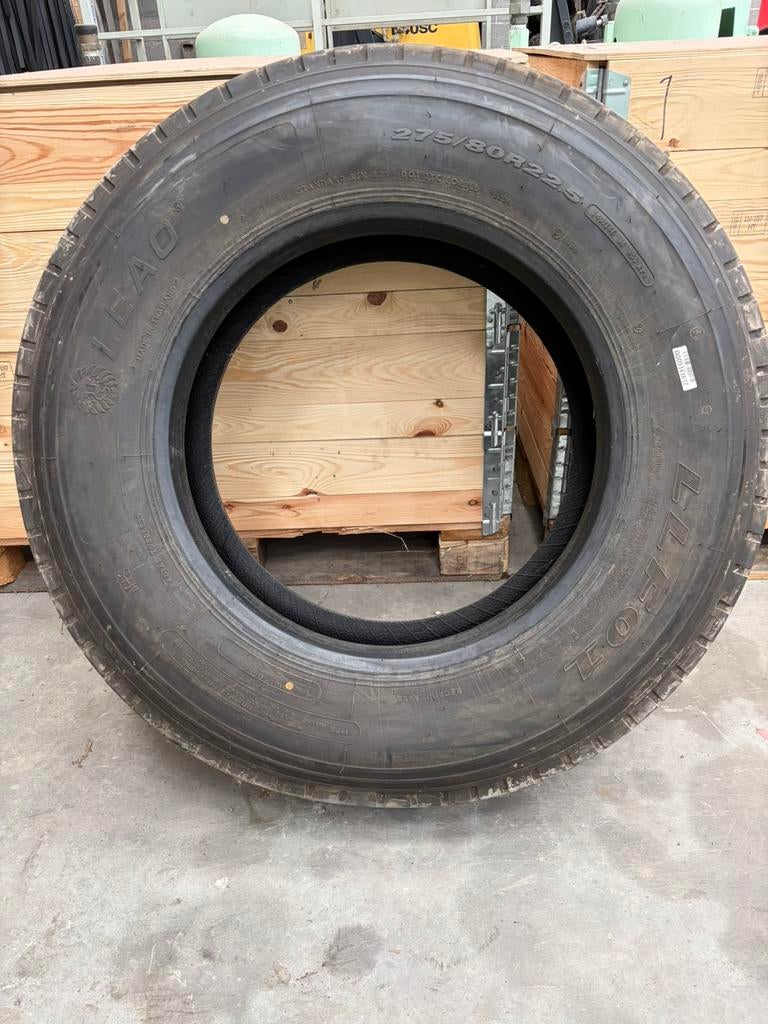 Twee Leao banden vrachtwagen llf01 275/80R22.5, Ophalen
