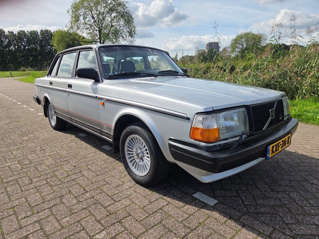 Volvo 240 zilvergrijs-zwart bouwjaar 1987, foto 5