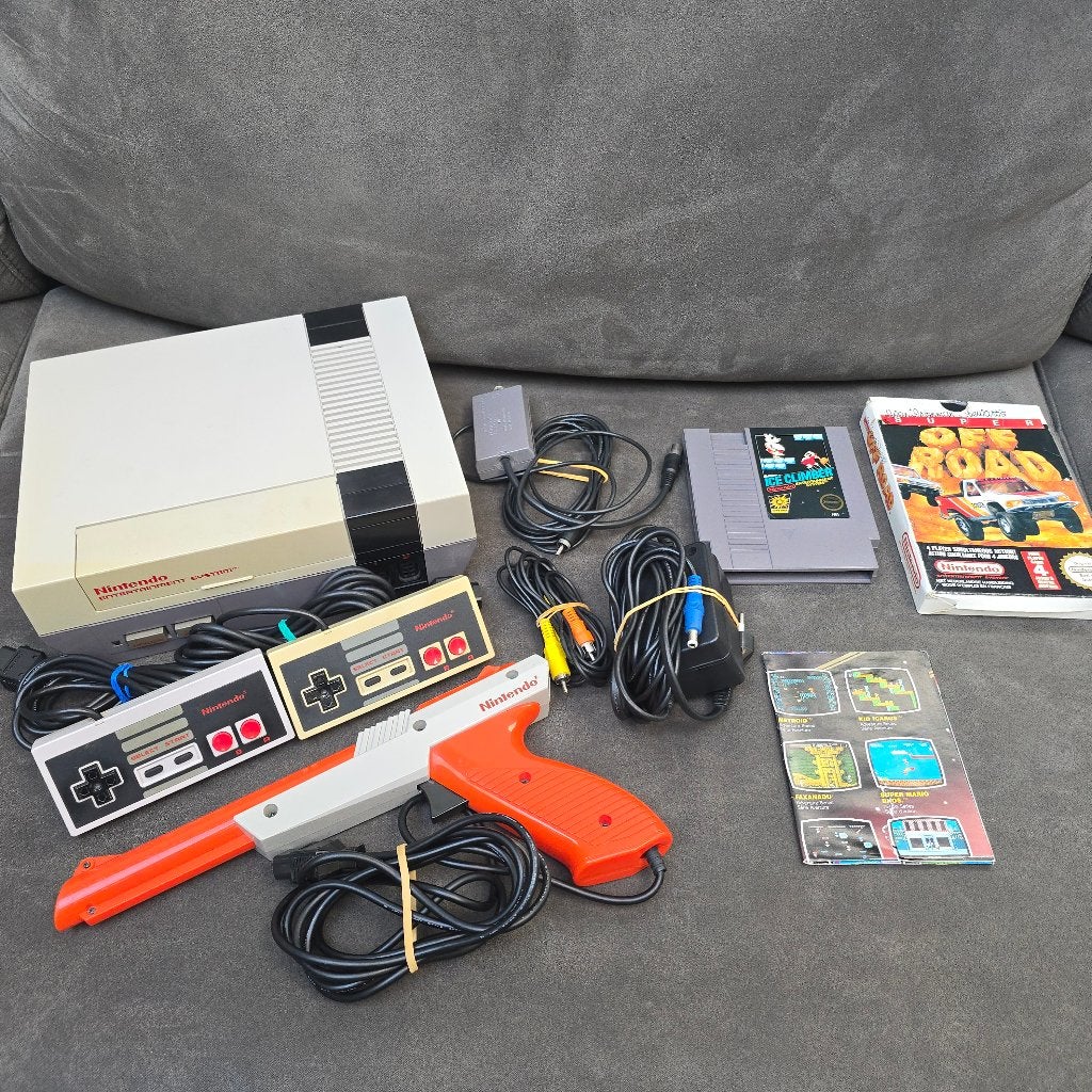 Nintendo NES met 2 games en accessoires, Enlèvement ou Envoi, Utilisé, Avec 3 manettes ou plus, Avec jeux