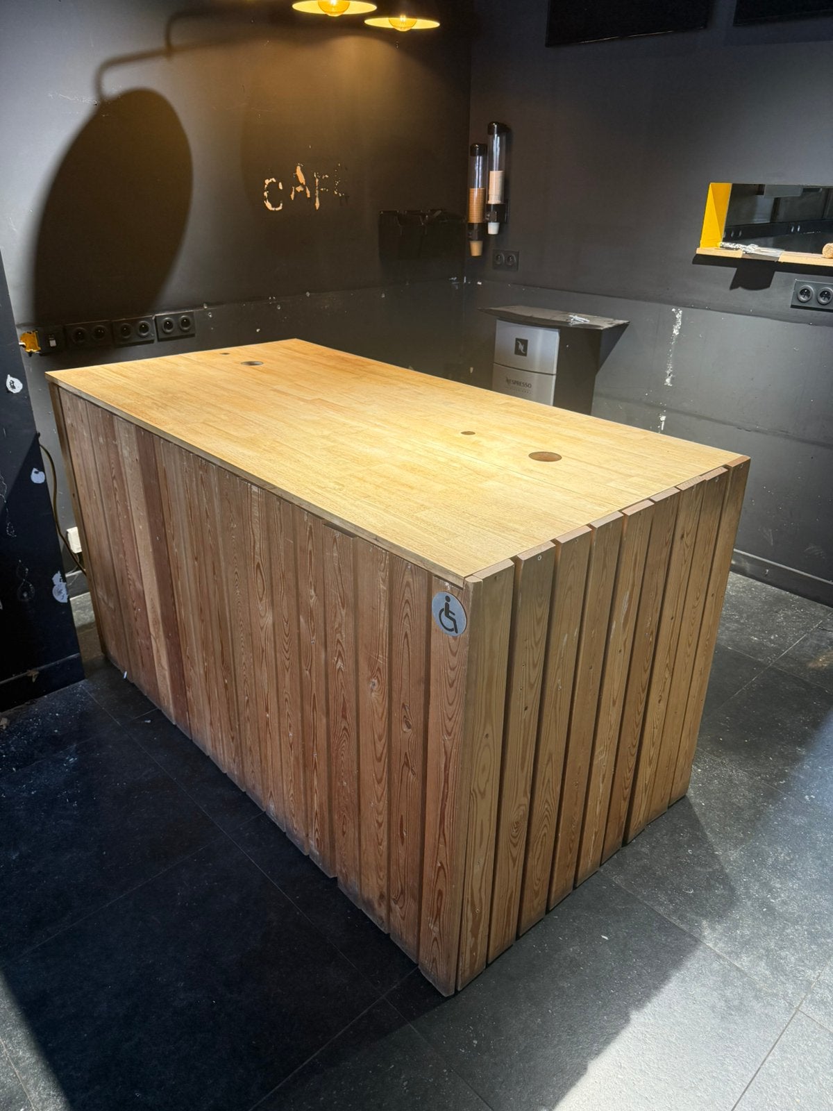 Comptoir professionnel en bois sur roulettes, Enlèvement