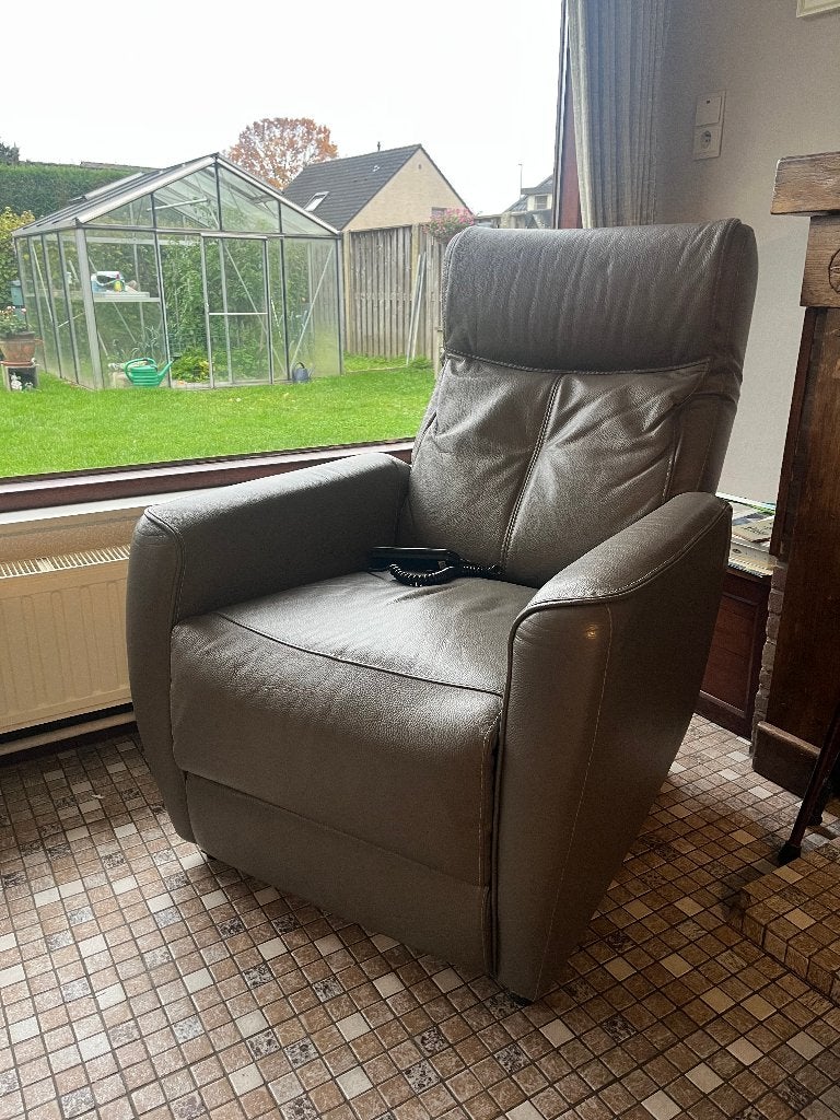 Luxe lederen relaxzetel met sta-op functie (elektrisch), Huis en Inrichting, Ophalen, Minder dan 75 cm, Leer, Zo goed als nieuw