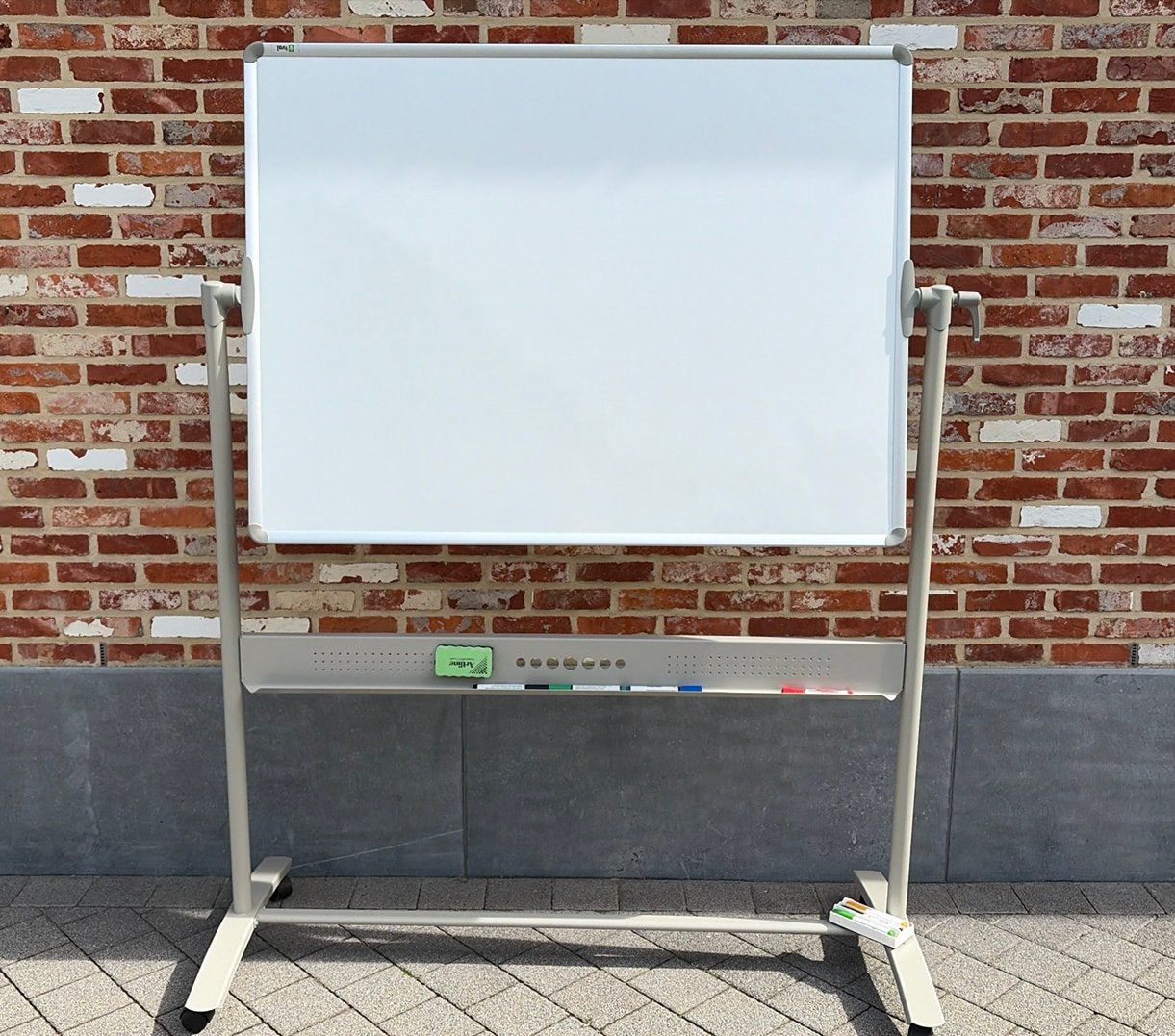 Dubbelzijdig Whiteboard (op wielen) met stiften en eraser, Ophalen, Zo goed als nieuw