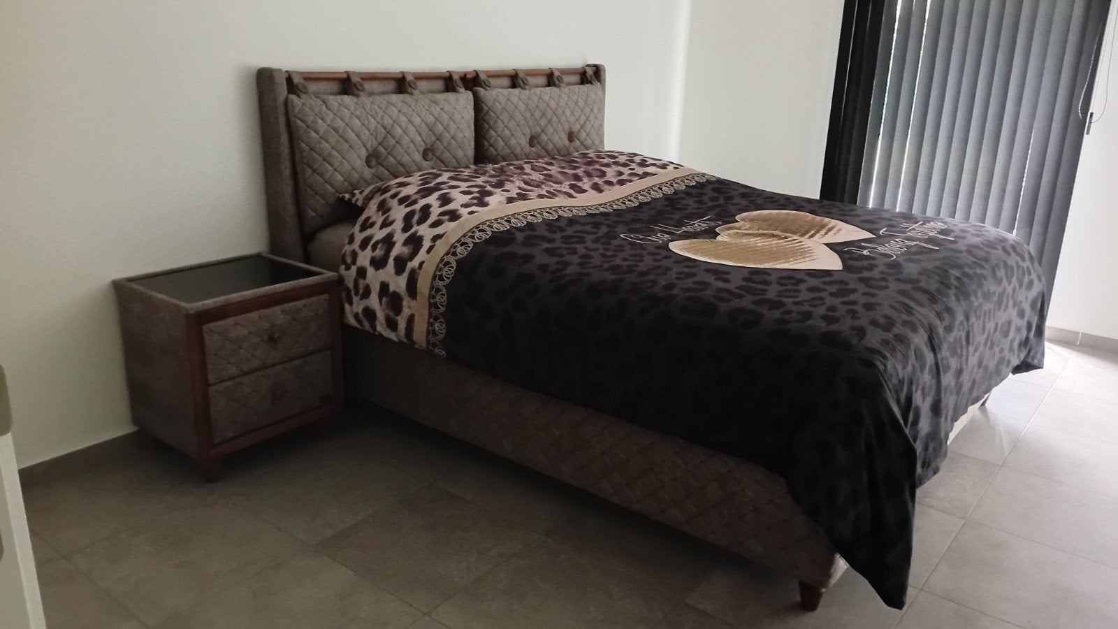 Beige-kleurige Boxspring met 2 nachtkastjes.., Maison & Meubles, Chambre à coucher | Lits boxsprings, Beige, Comme neuf, Enlèvement