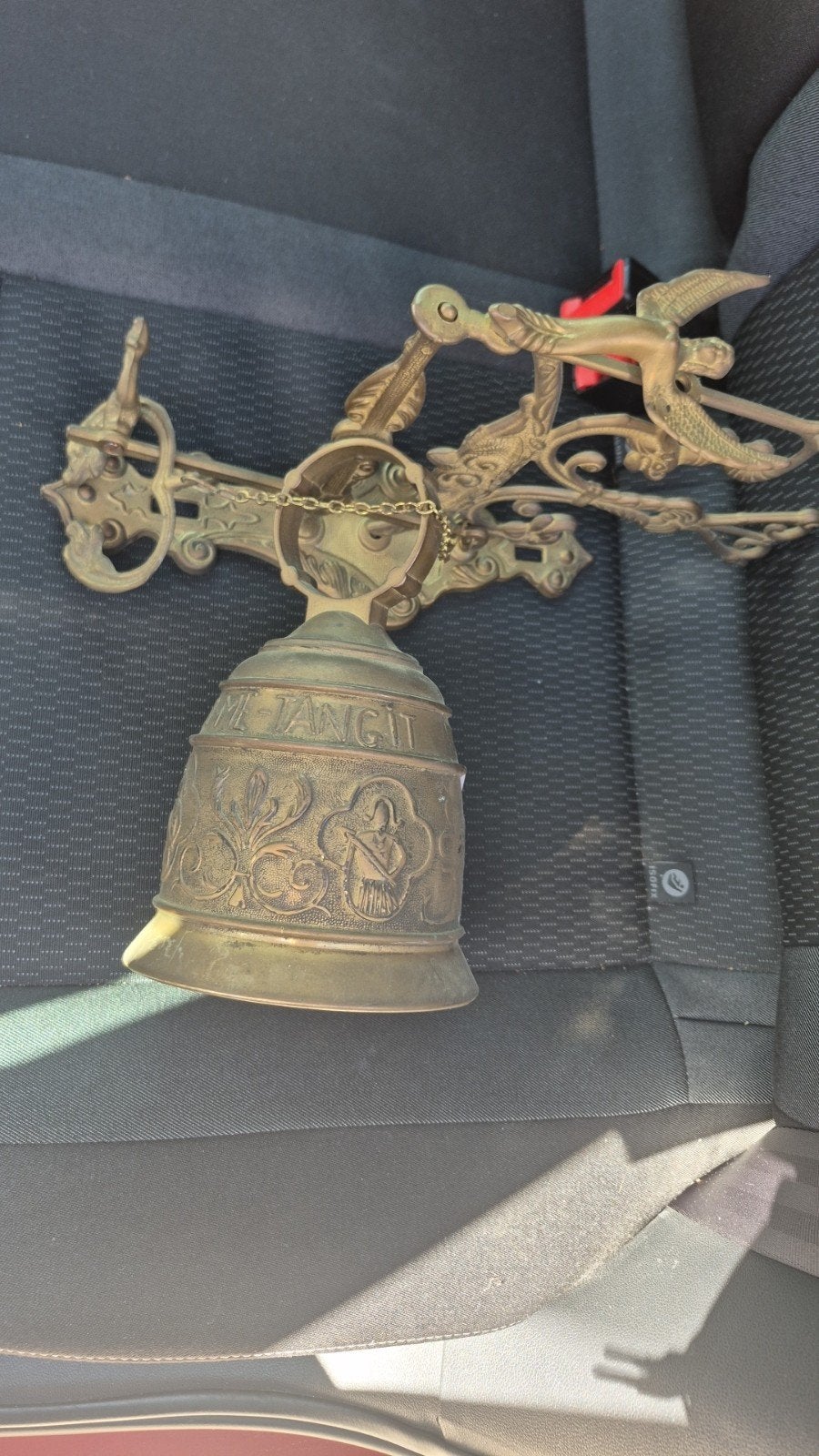 cloche en cuivre, Enlèvement