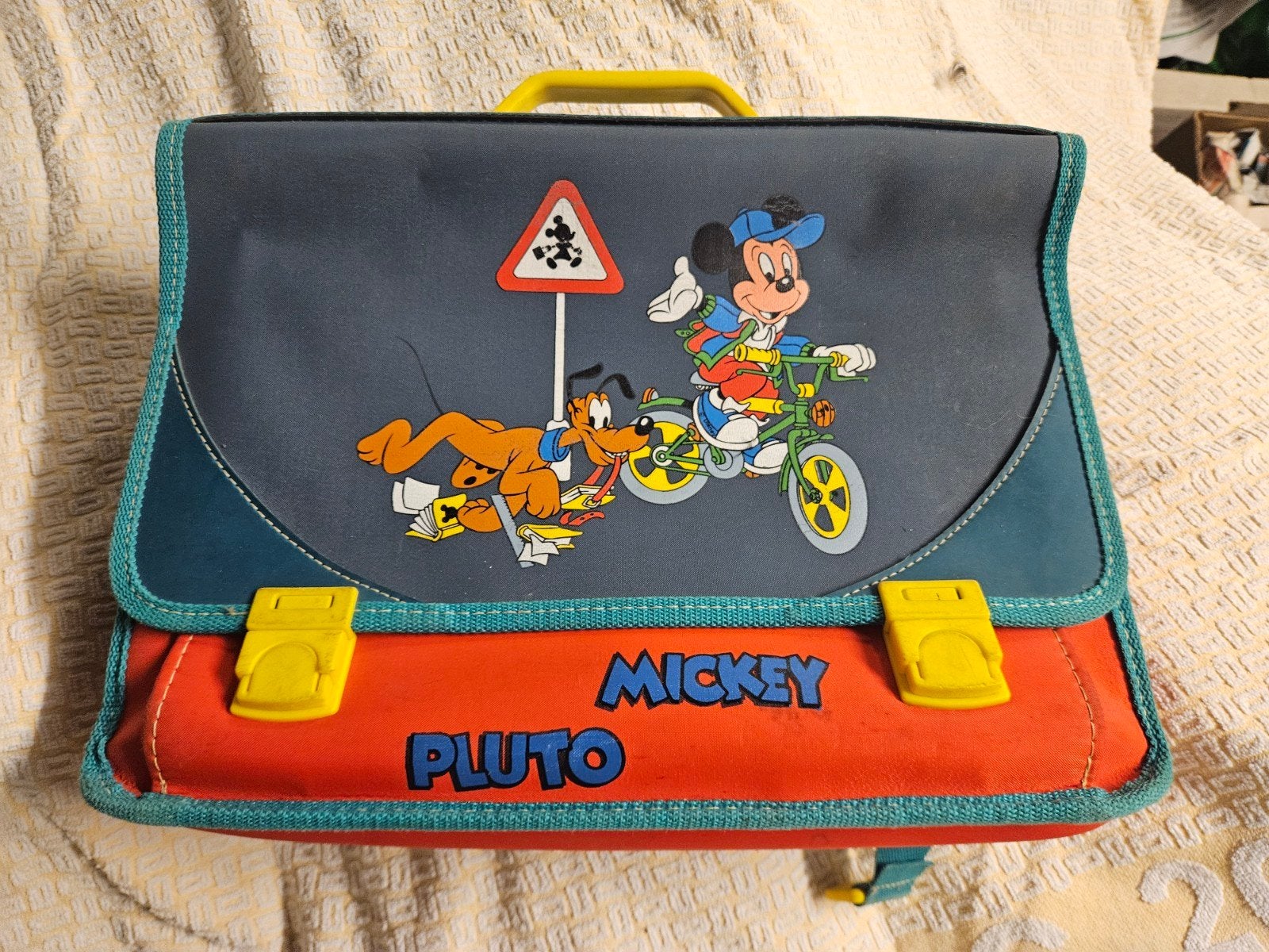 cartable vintage mickey, Enlèvement
