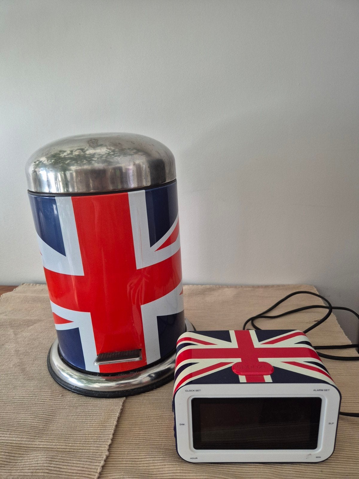 Reveil radio bigben et poubelle assortie, Enlèvement