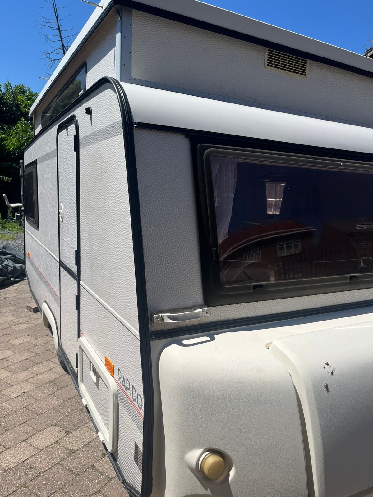 Caravane Rapid, Jusqu'à 4, Coin salon convertible, Jusqu'à 4 m, 500 - 750 kg