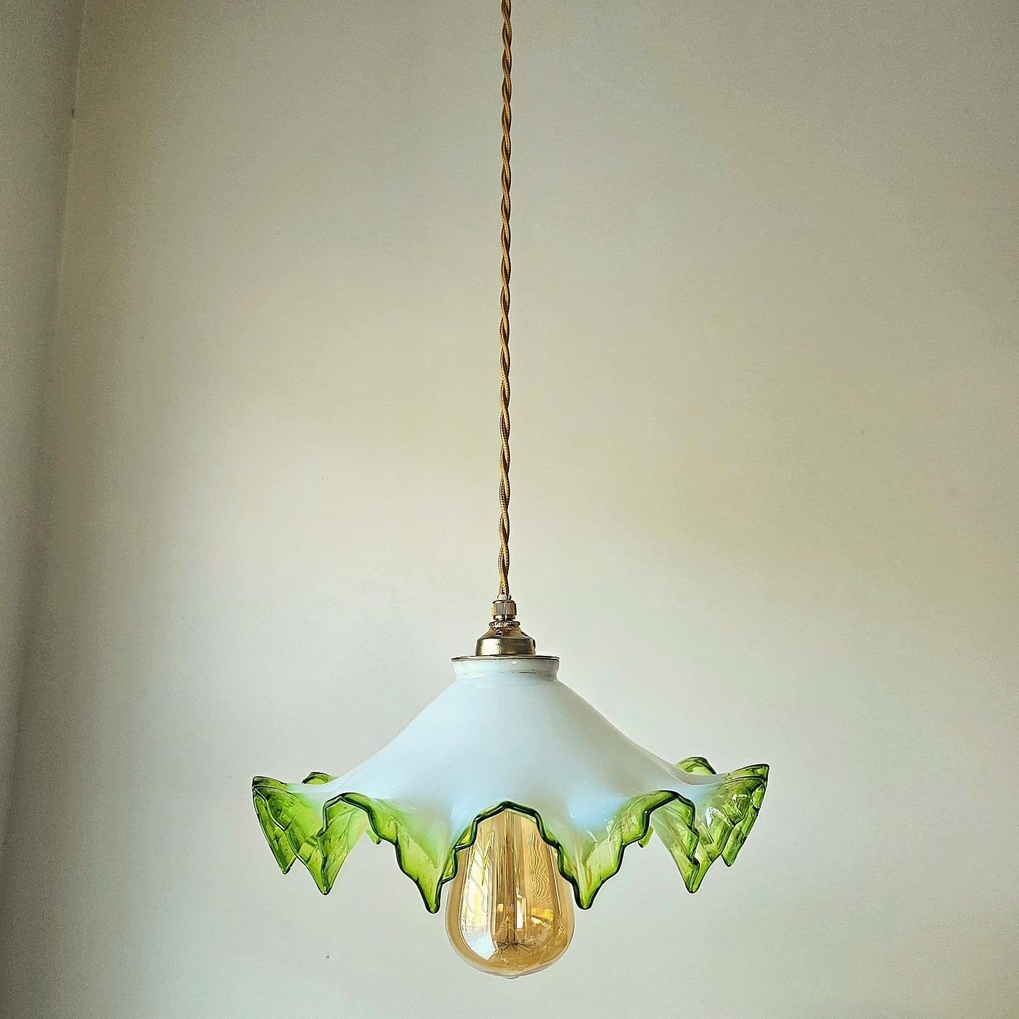 Lampe suspendue vintage en verre opalin italien., Antiquités & Art, Enlèvement ou Envoi