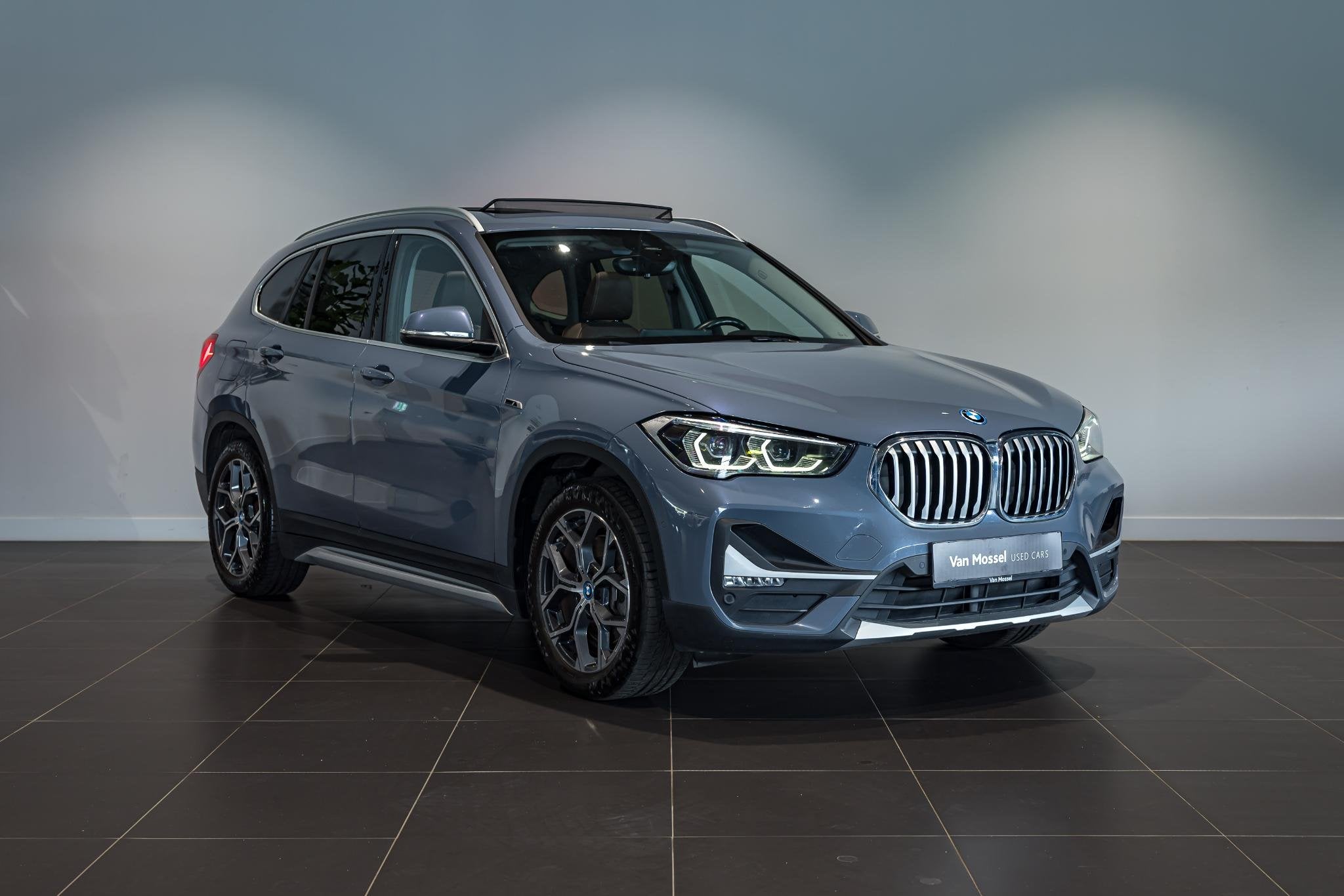 BMW X1 xDrive25e | PHEV 162kW | Camera | Panodak | Leder | H, Auto's, BMW, Stof, Gebruikt, https://public.car-pass.be/vhr/e89a973f-8baf-4557-a0ea-9cb2c612e5e3