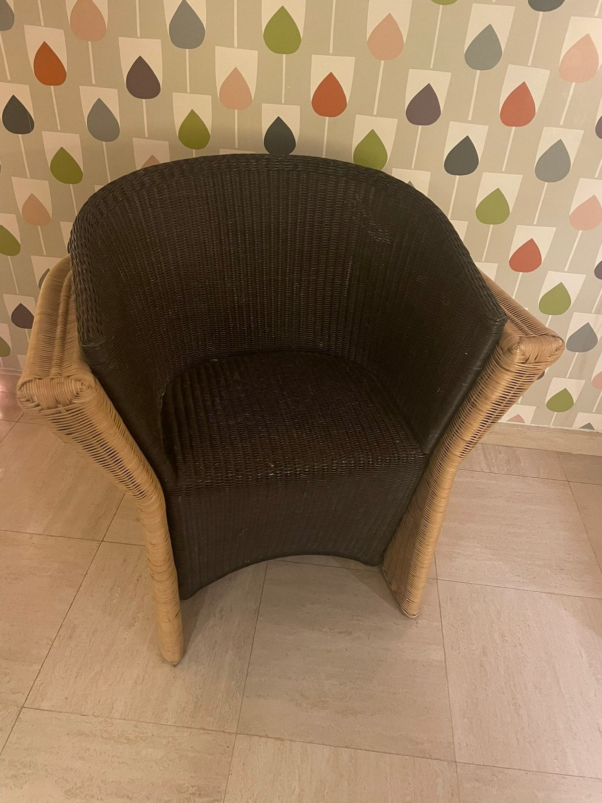 Tweekleurige rieten fauteuil, Huis en Inrichting, Stoelen, Ophalen, Zo goed als nieuw